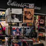 �Ho deciso di ampliare la mia offerta con lp e cd musicali � afferma �. D�altronde dall�inizio del nuovo millennio abbiamo registrato un calo drastico nelle vendite dei giornali. Le nuove generazioni non sono abituate a leggere: preferiscono smanettare sui cellulari�